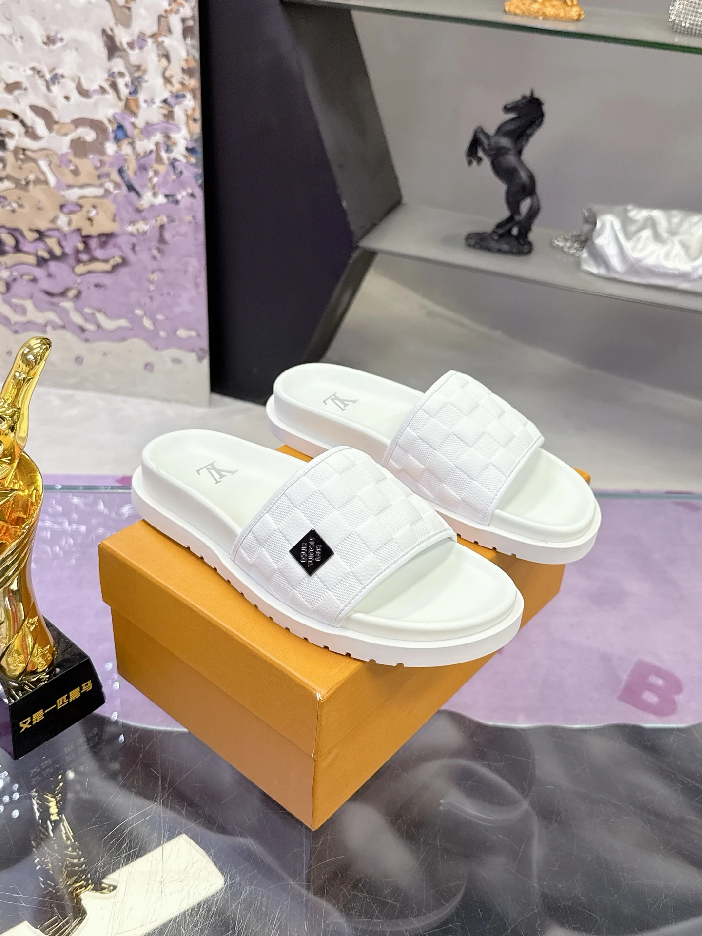 Louis Vuitton Slippers — 2c554e14