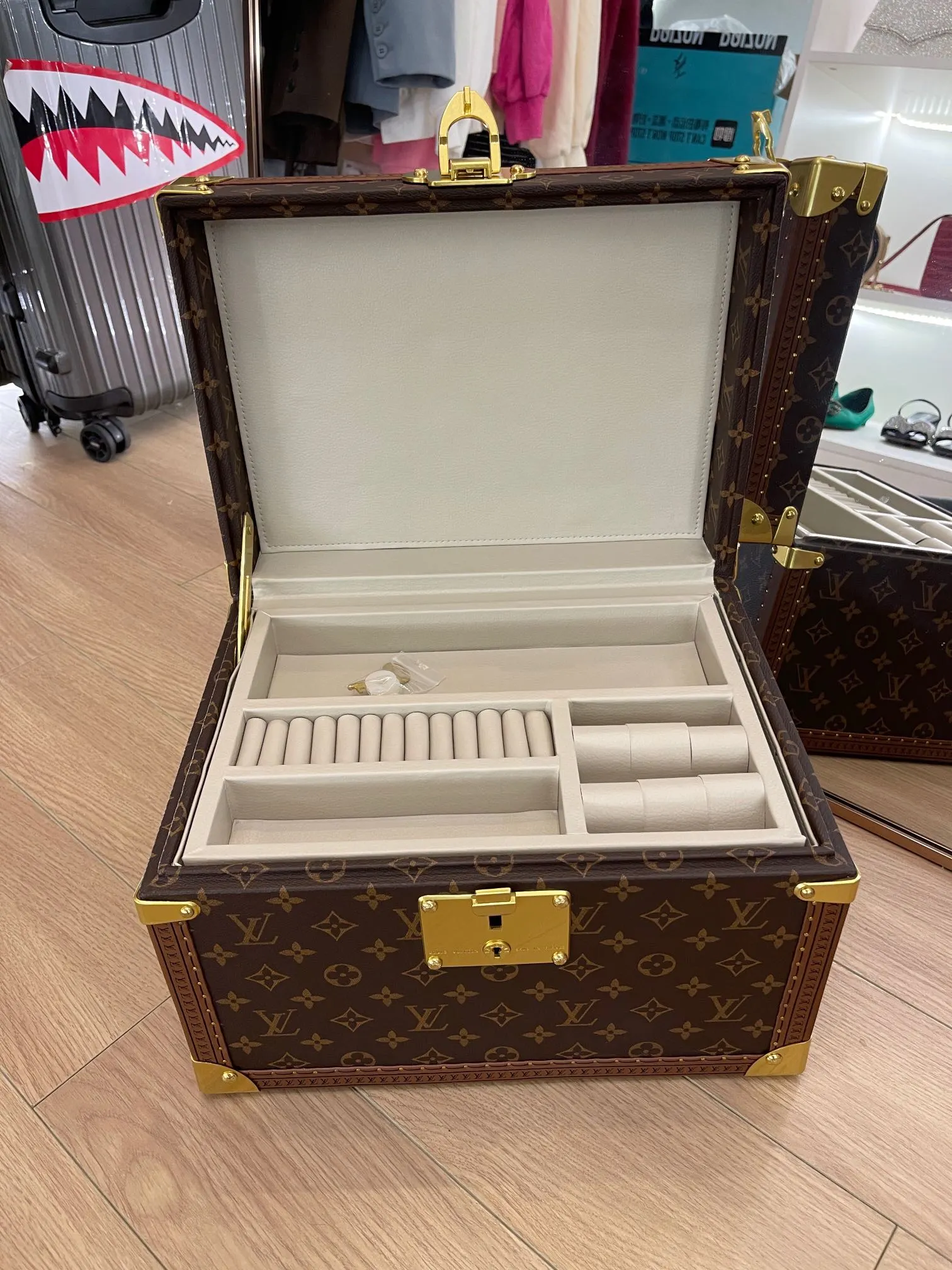 Louis Vuitton Luggage — e5576f65
