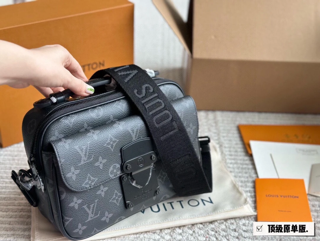 Louis Vuitton Bag — d105453f