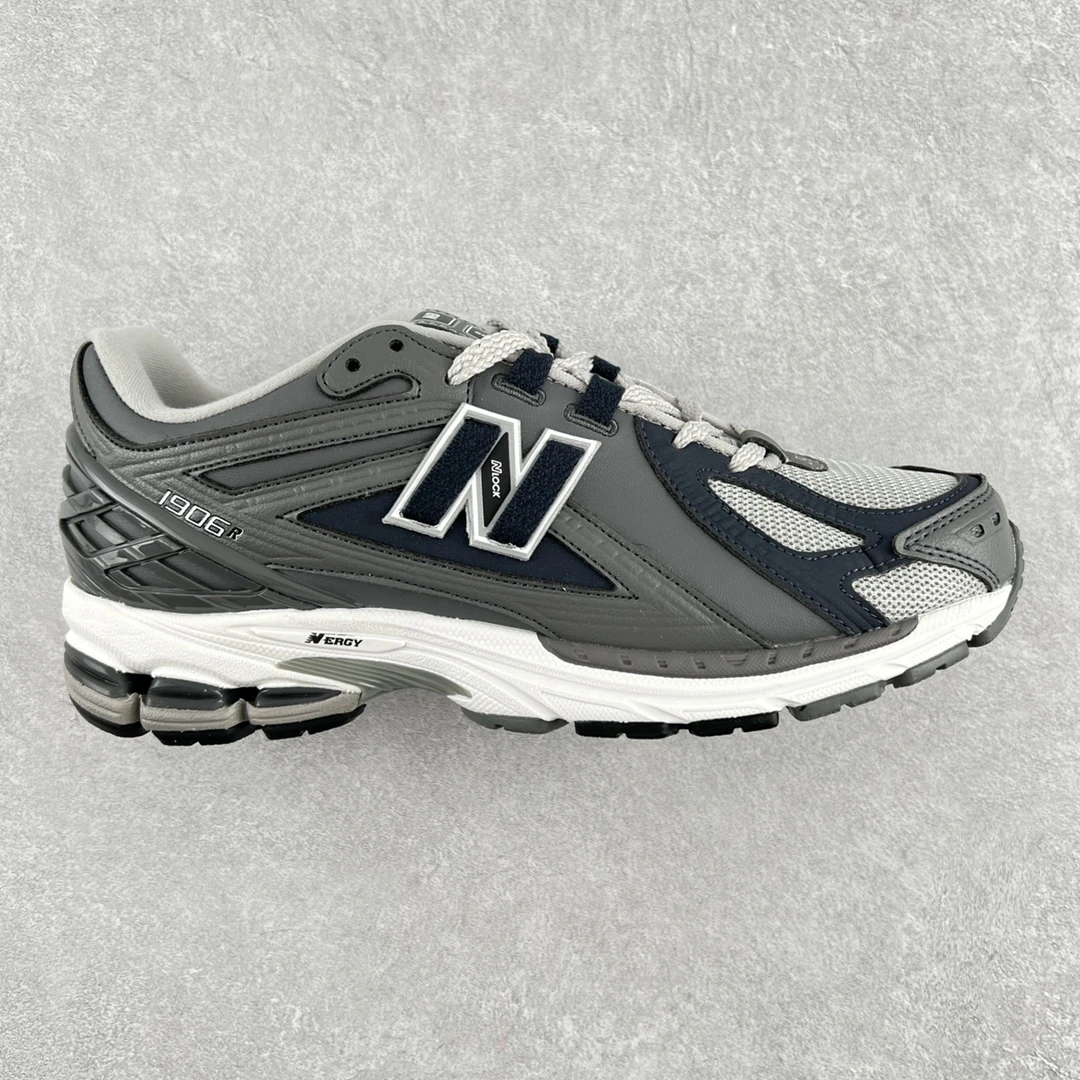 New Balance Sneakers — 65d77f44