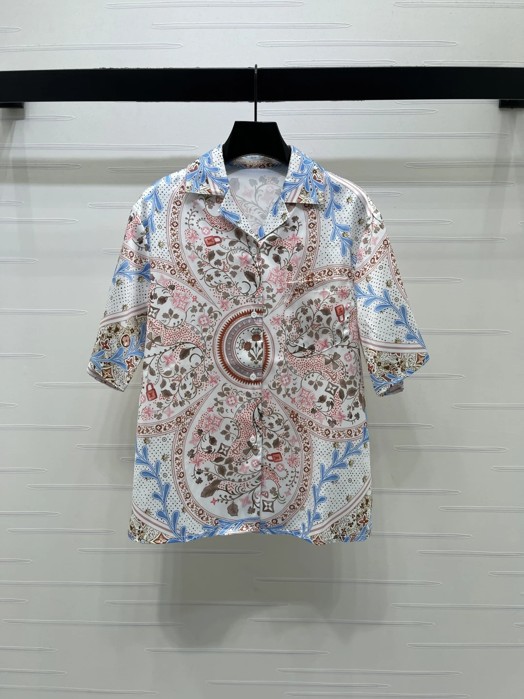 Shirts — 01689356