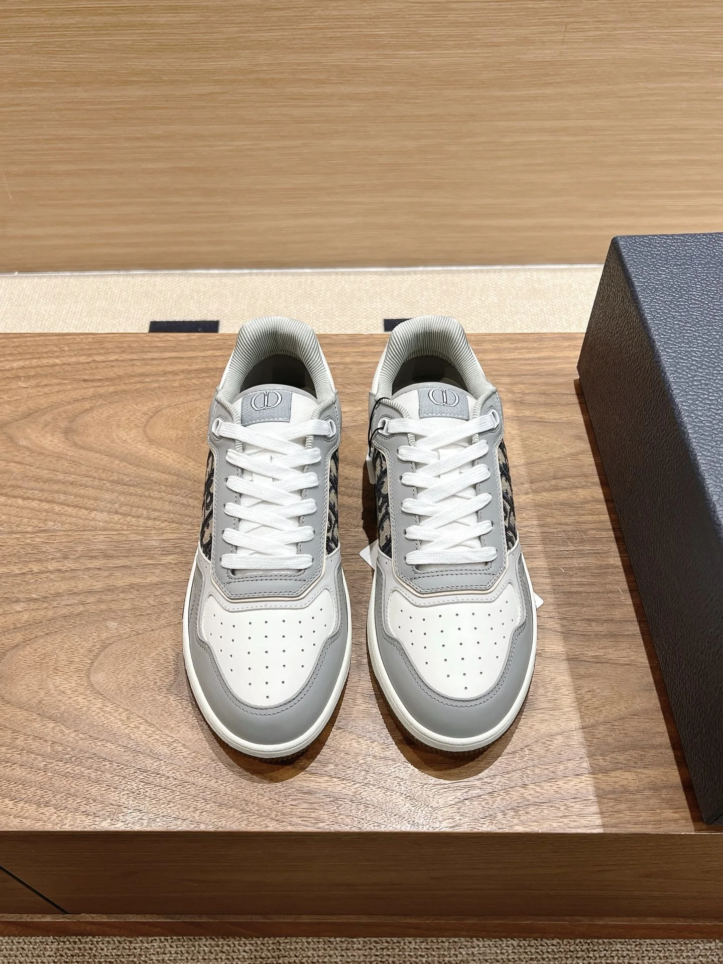 Dior Sneakers — 47bc332e