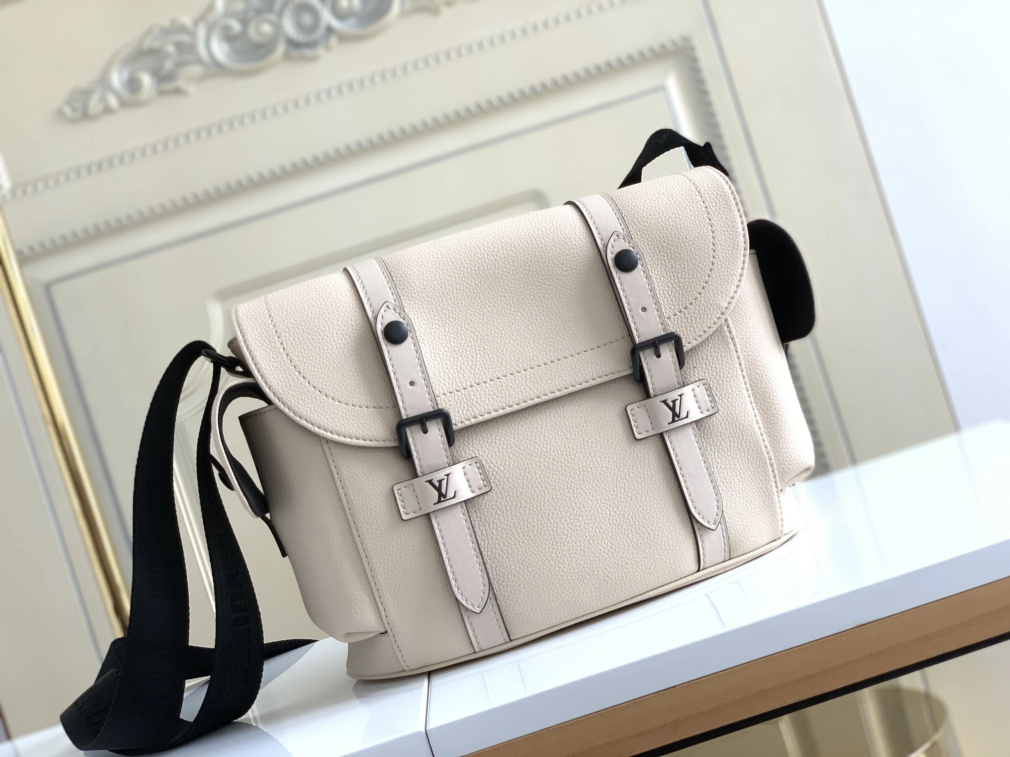 Louis Vuitton Bag — b48ac33b