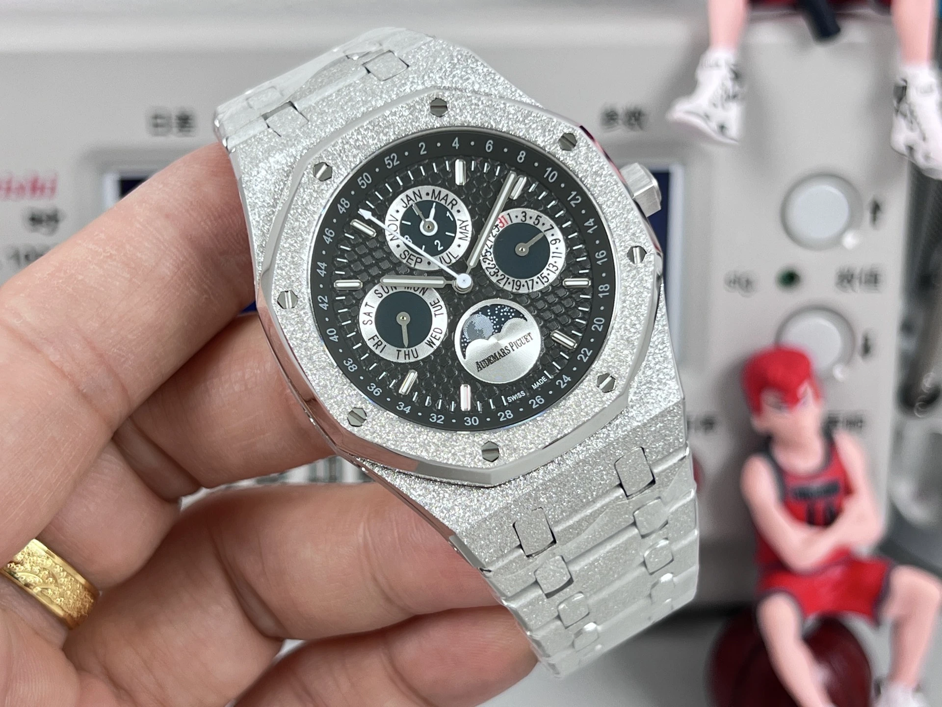 Audemars Piguet Watch — 672ee8b9