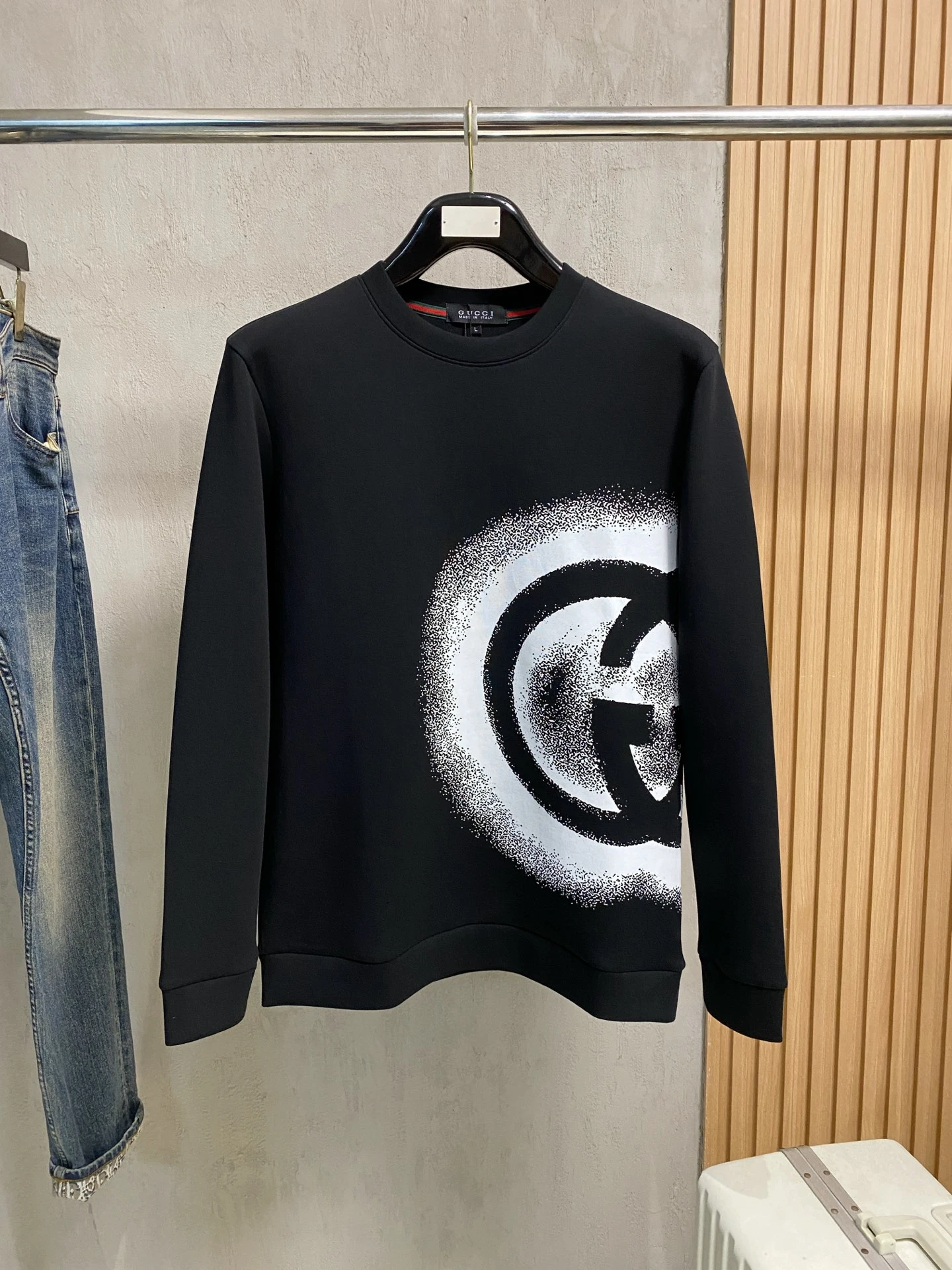 Gucci Sweatshirts — 66319145