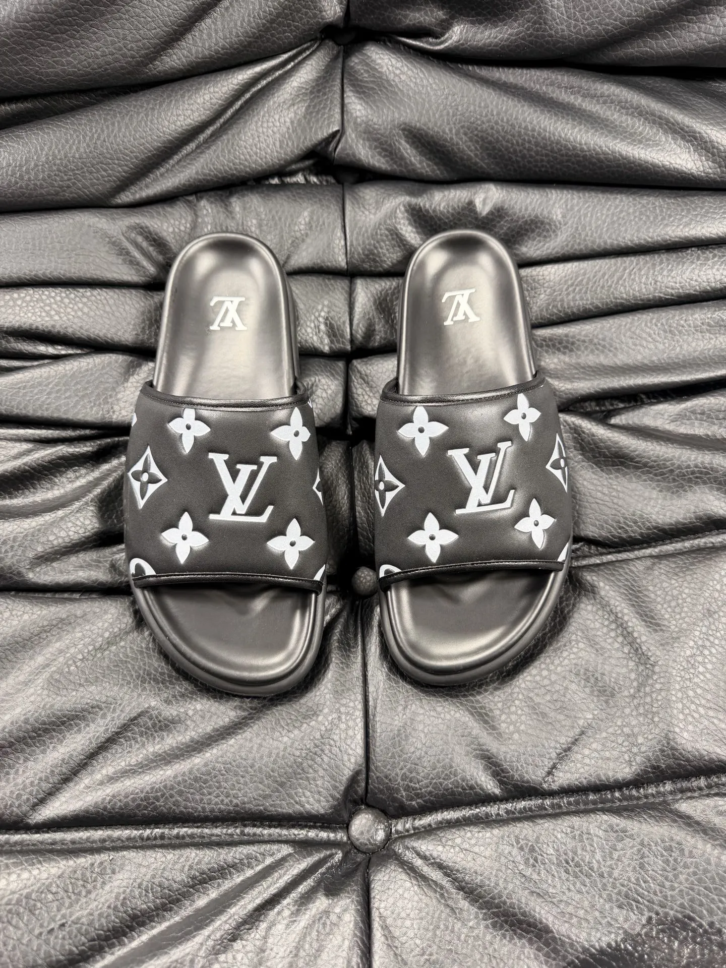 Louis Vuitton Slippers — d7810c6f