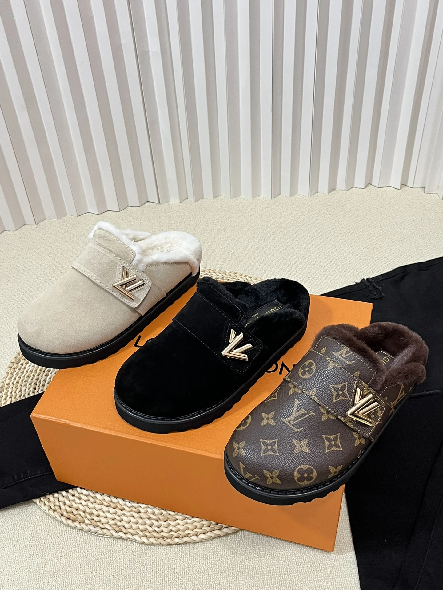 Louis Vuitton Slippers — fd30f4d3