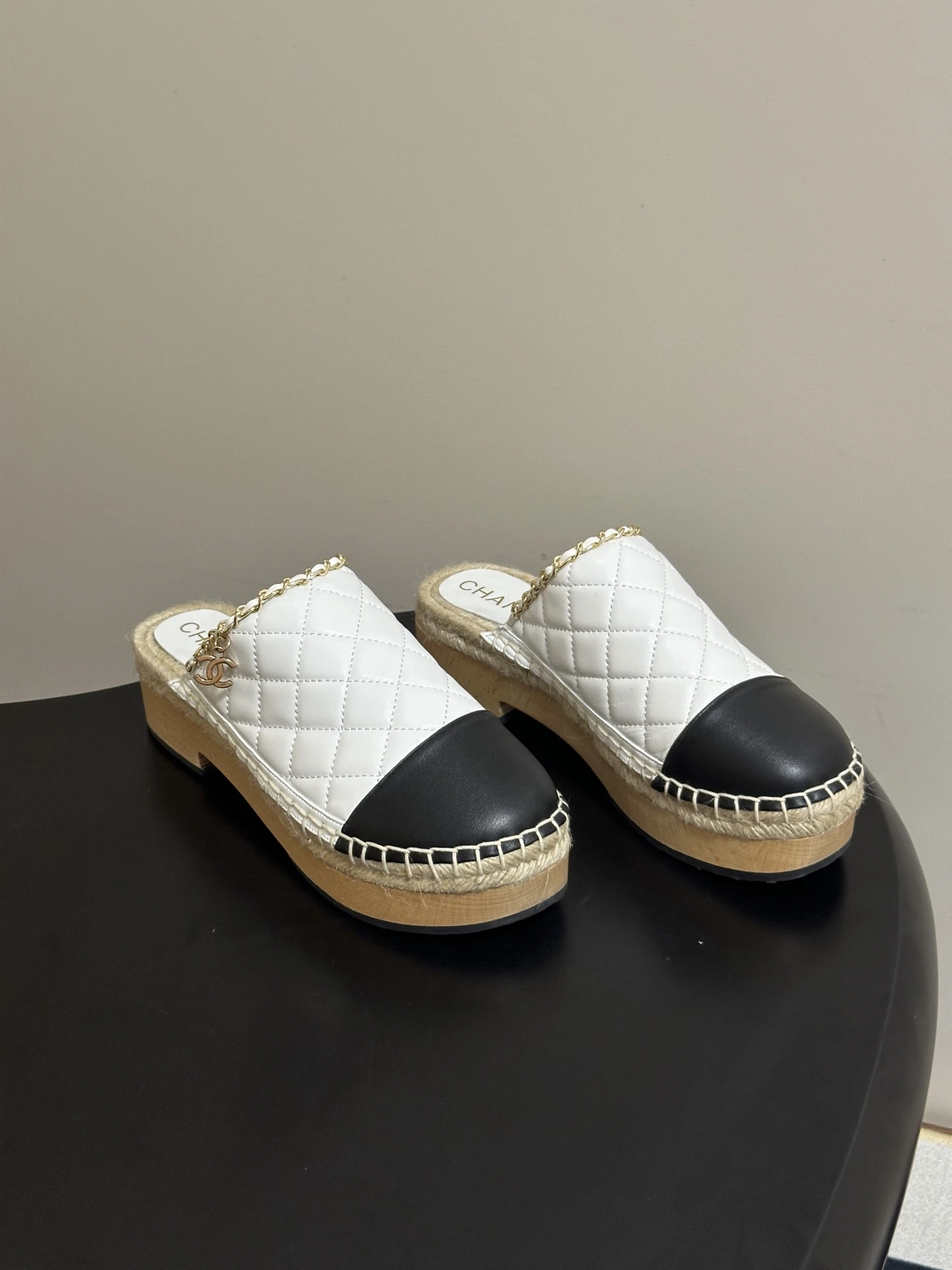 Chanel Slippers — 09e38200