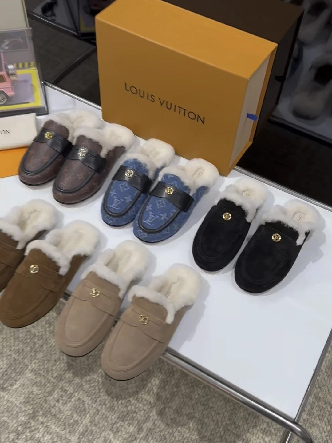 Louis Vuitton Slippers — 69888122