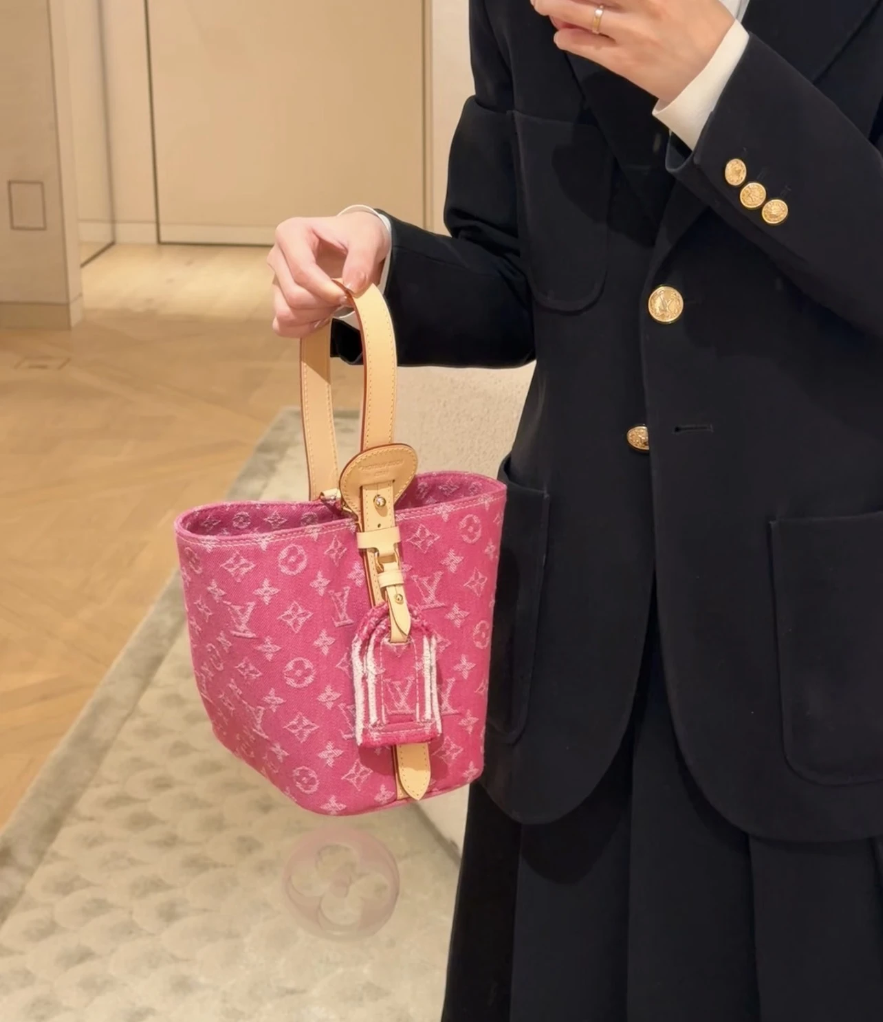 Louis Vuitton Bag — 8c5e48c0