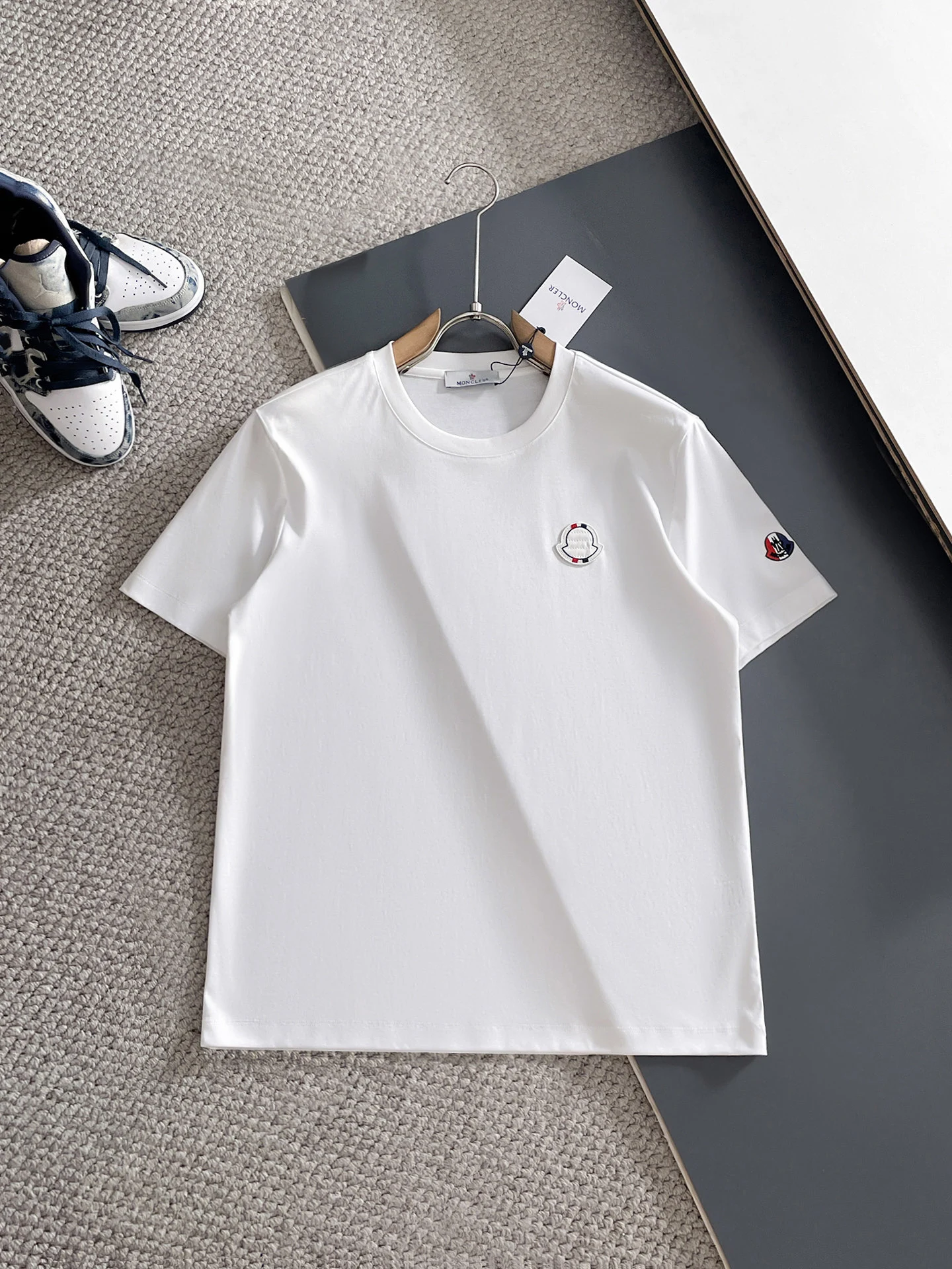 Moncler T-Shirt — 0d71e8b6