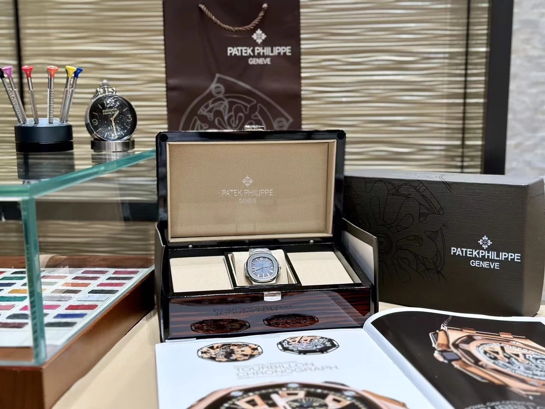 Patek Philippe Watch — 979655d4
