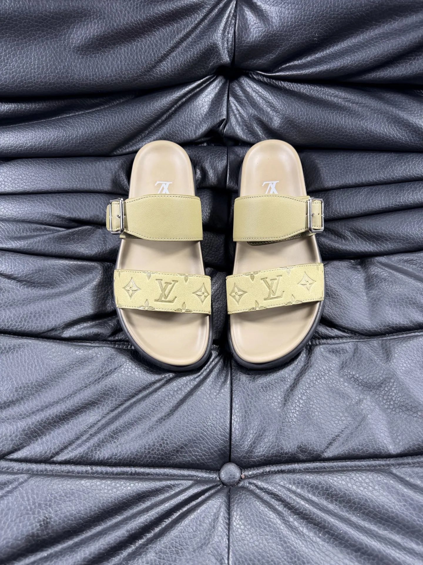 Louis Vuitton Slippers — 90f676d5