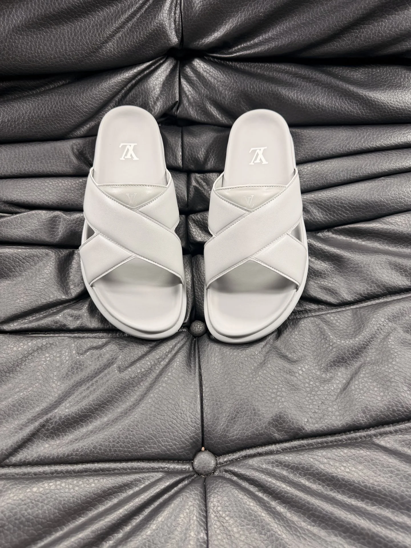Louis Vuitton Slippers — 581234ea