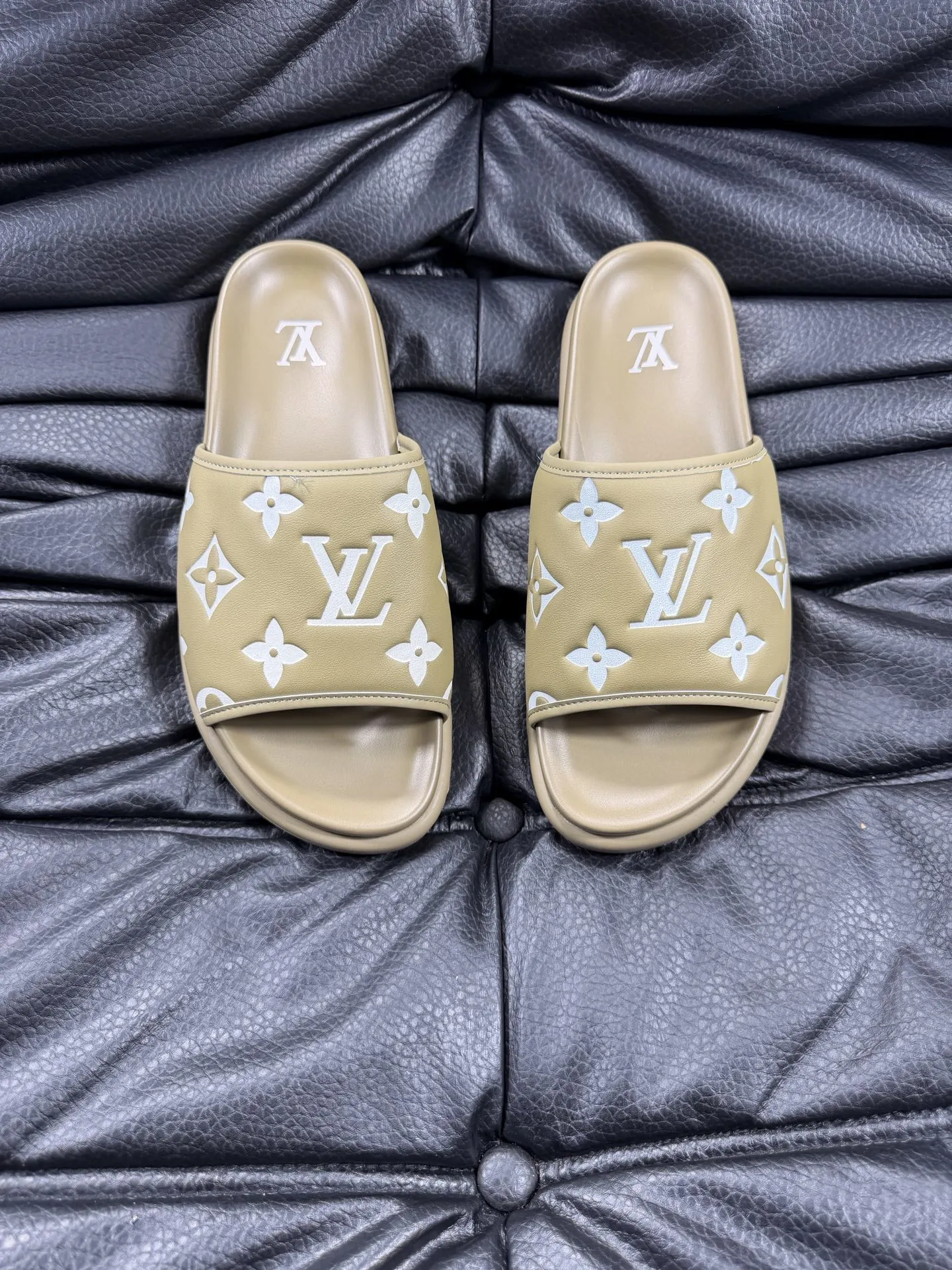 Louis Vuitton Slippers — cfe0210b