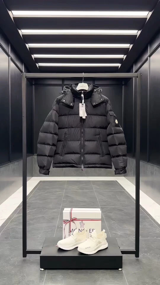 Moncler Down Jacket — 1112a583