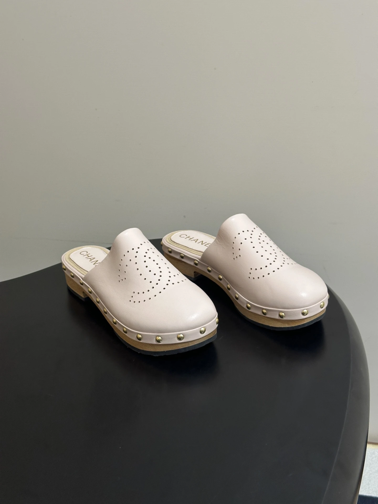Chanel Slippers — de97afcf