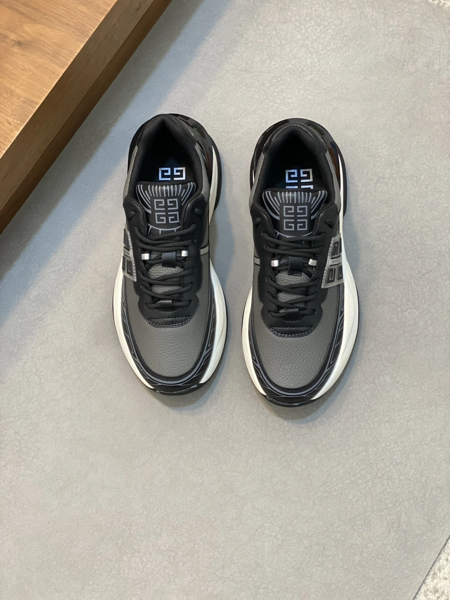 Givenchy Sneakers — 45b76cec
