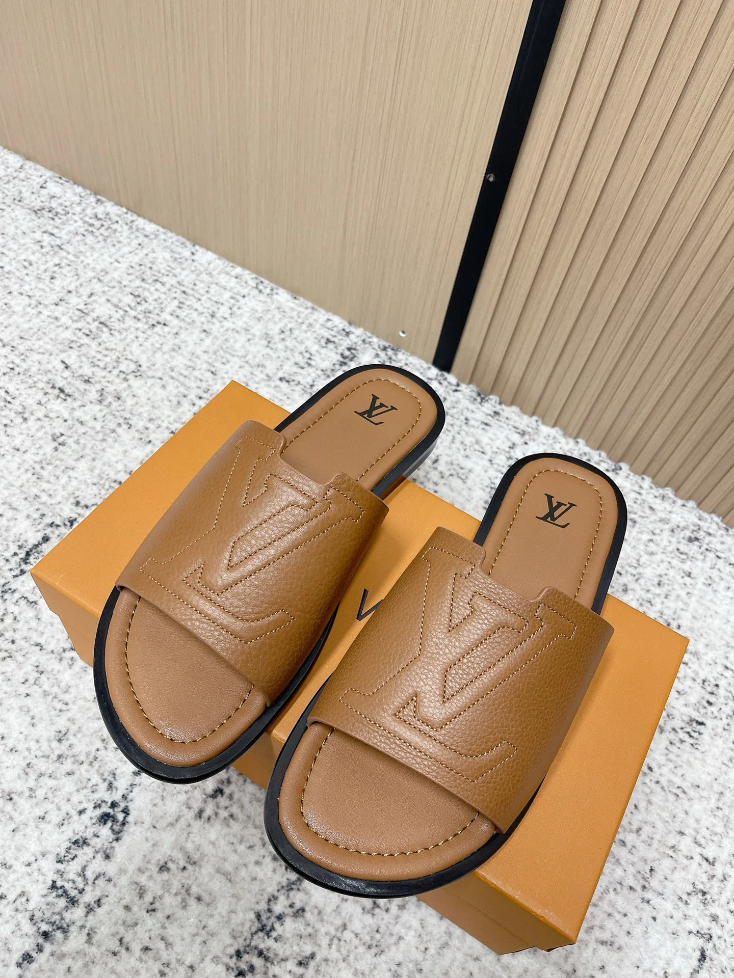 Louis Vuitton Slippers — 82826560