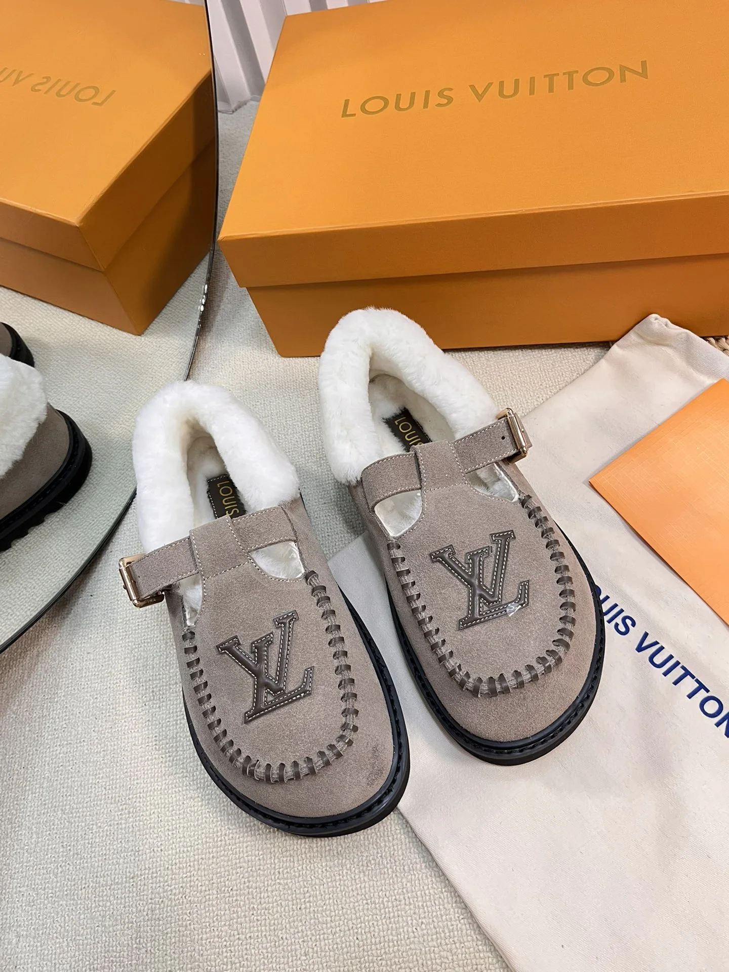 Louis Vuitton Slippers — 4524e657