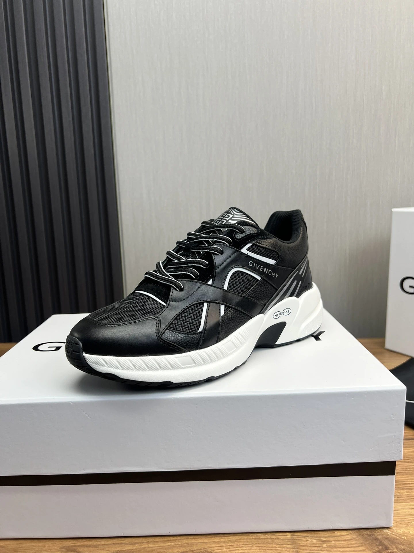 Givenchy Sneakers — 35b1ba95