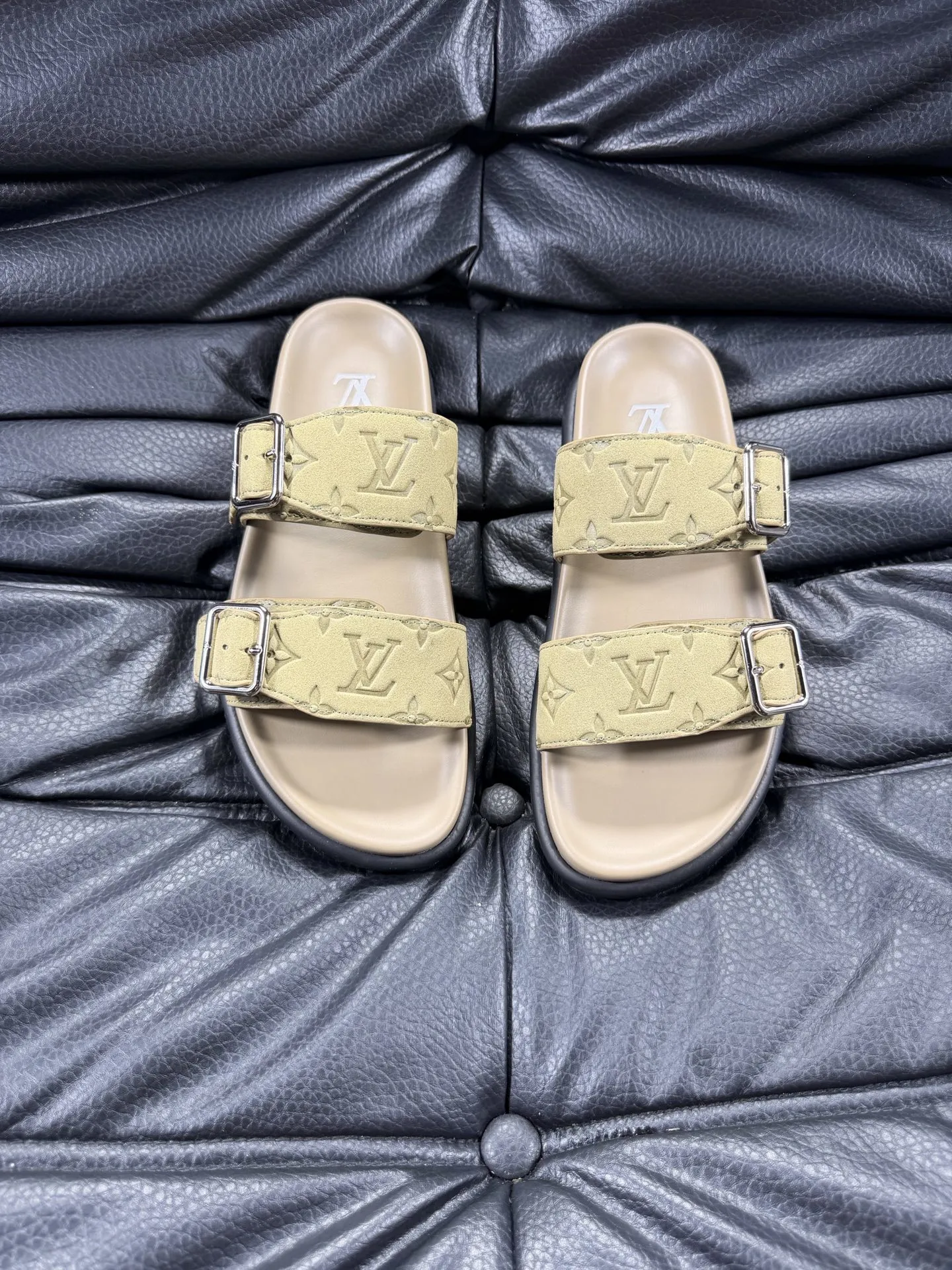 Louis Vuitton Slippers — b7154af0