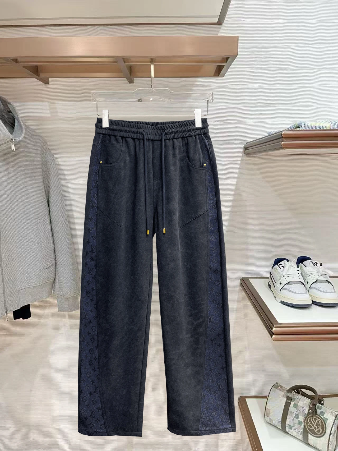 Louis Vuitton Trousers — 17fca6ab