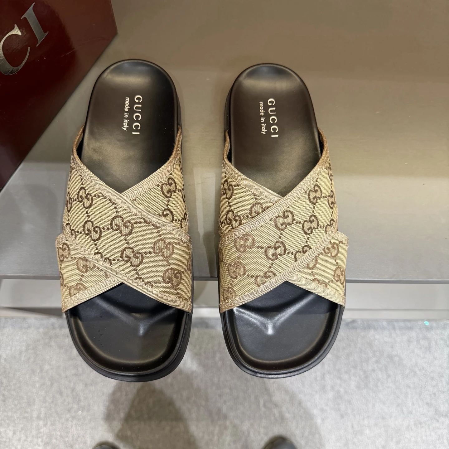 Slippers — 66135f7a