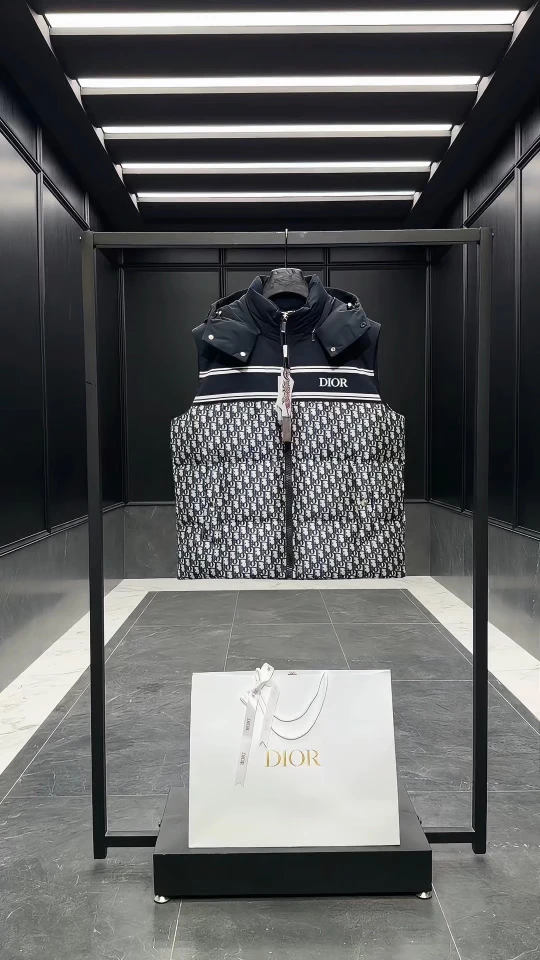 Moncler Down Jacket — 747330b7