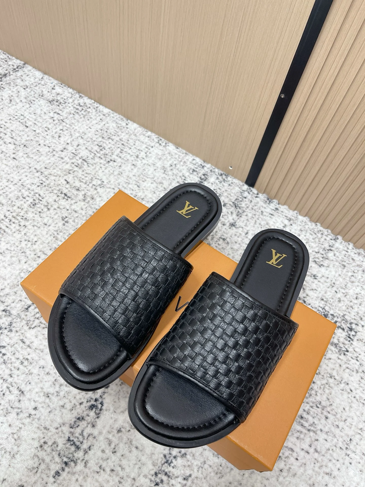 Louis Vuitton Slippers — 843a7638