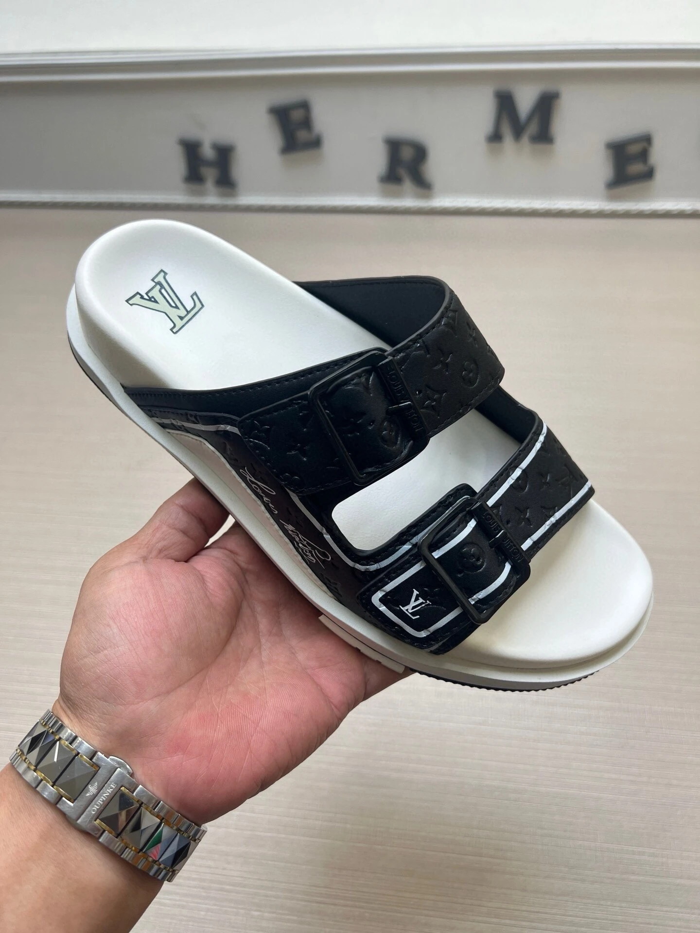 Louis Vuitton Slippers — cbd33a5a