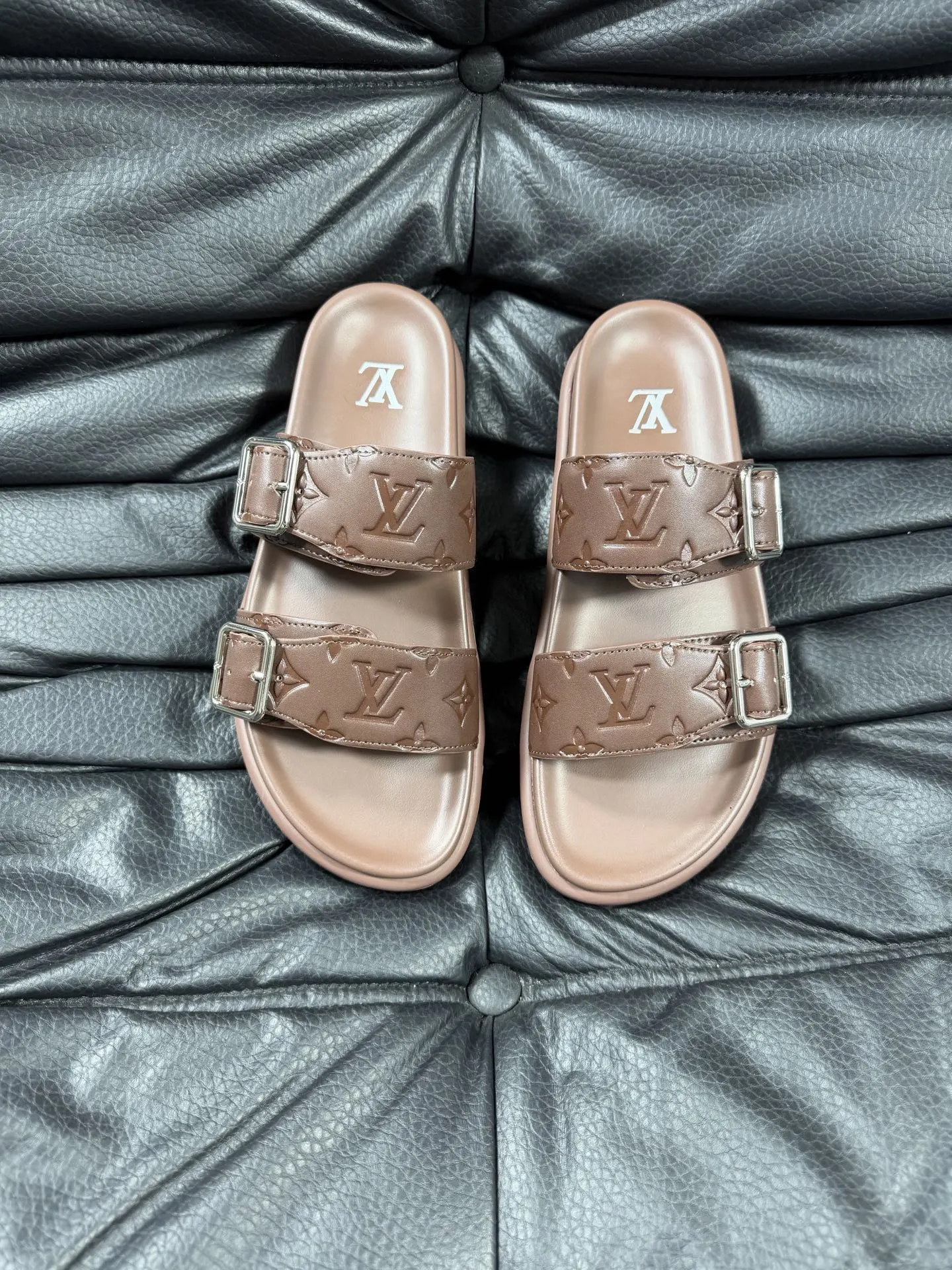 Louis Vuitton Slippers — 7f768794