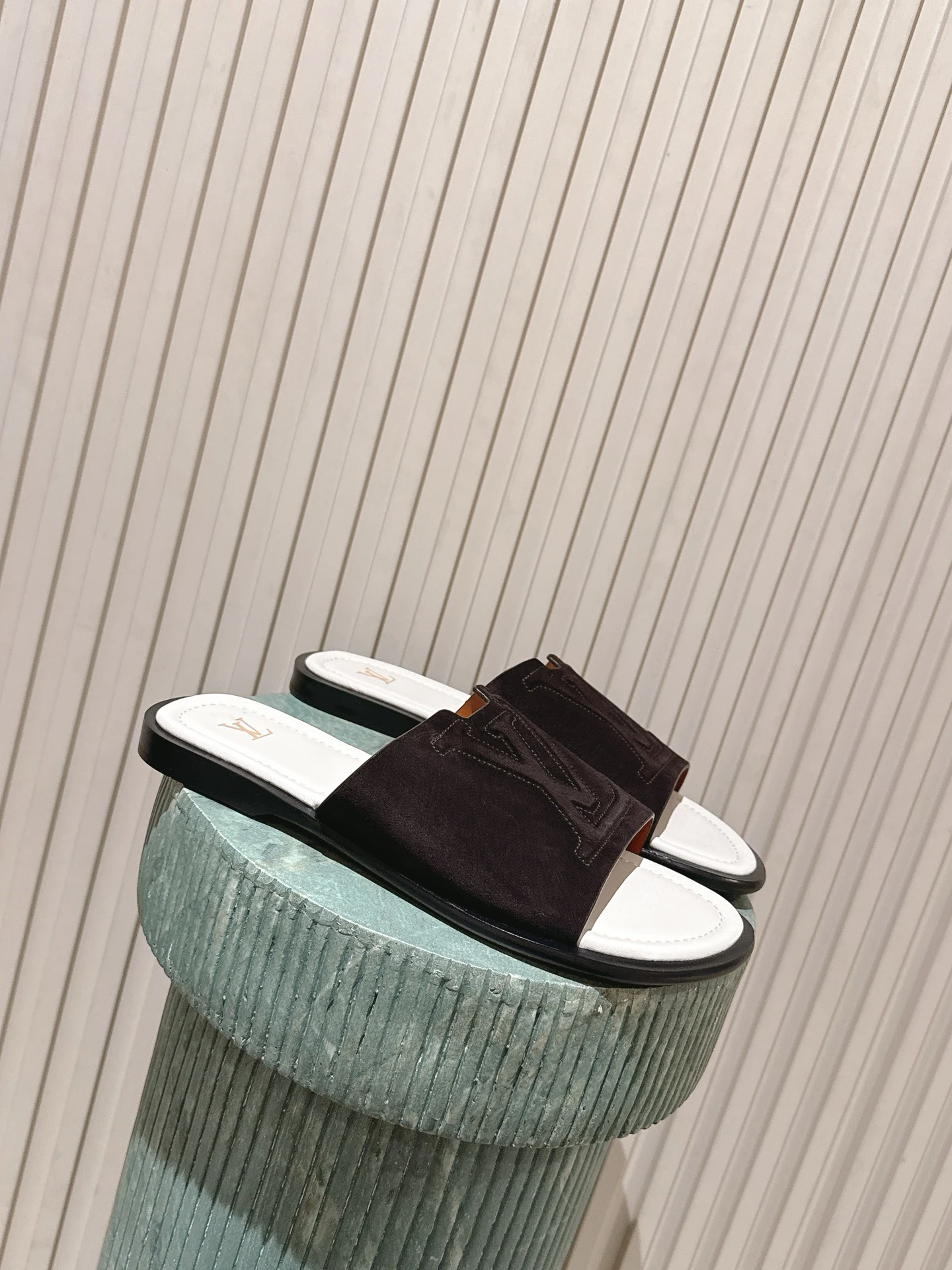 Louis Vuitton Slides — 4d4730dd