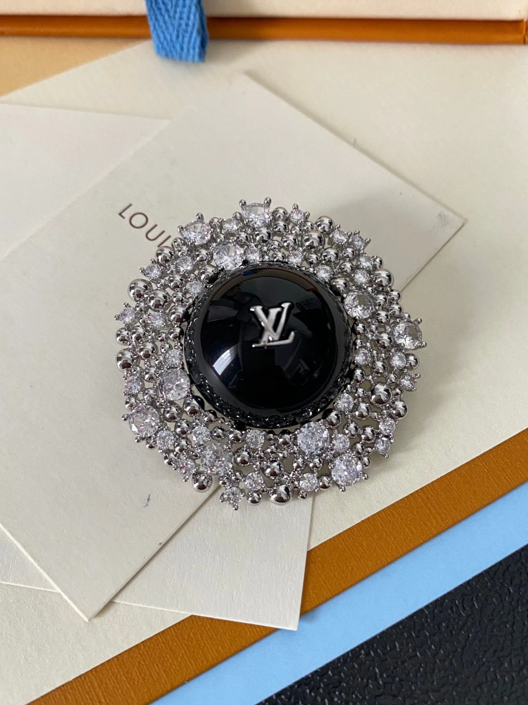 Louis Vuitton Brooches — f0b87009