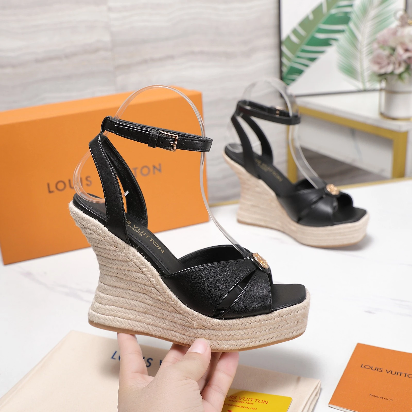 Louis Vuitton Sandals — 0de5e3bd