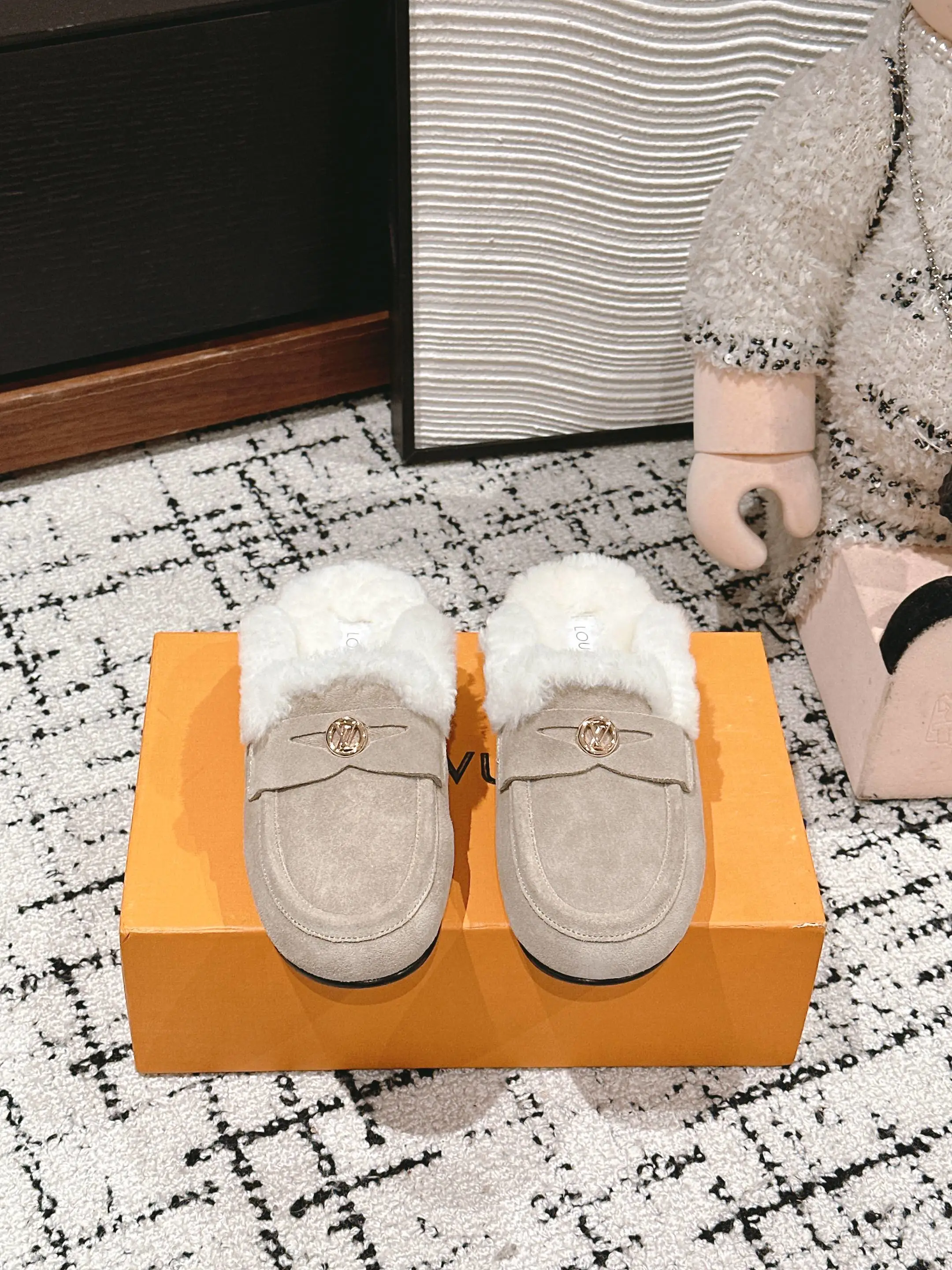 Louis Vuitton Mules — 017c2863