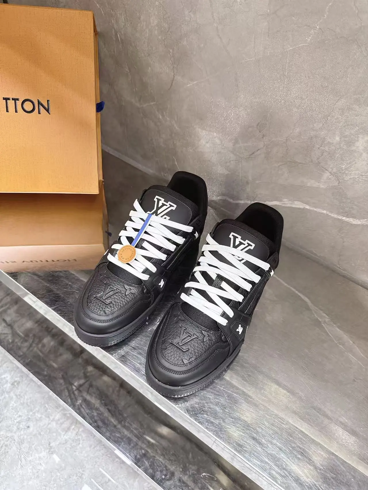 Louis Vuitton Sneakers — 08d75a8b