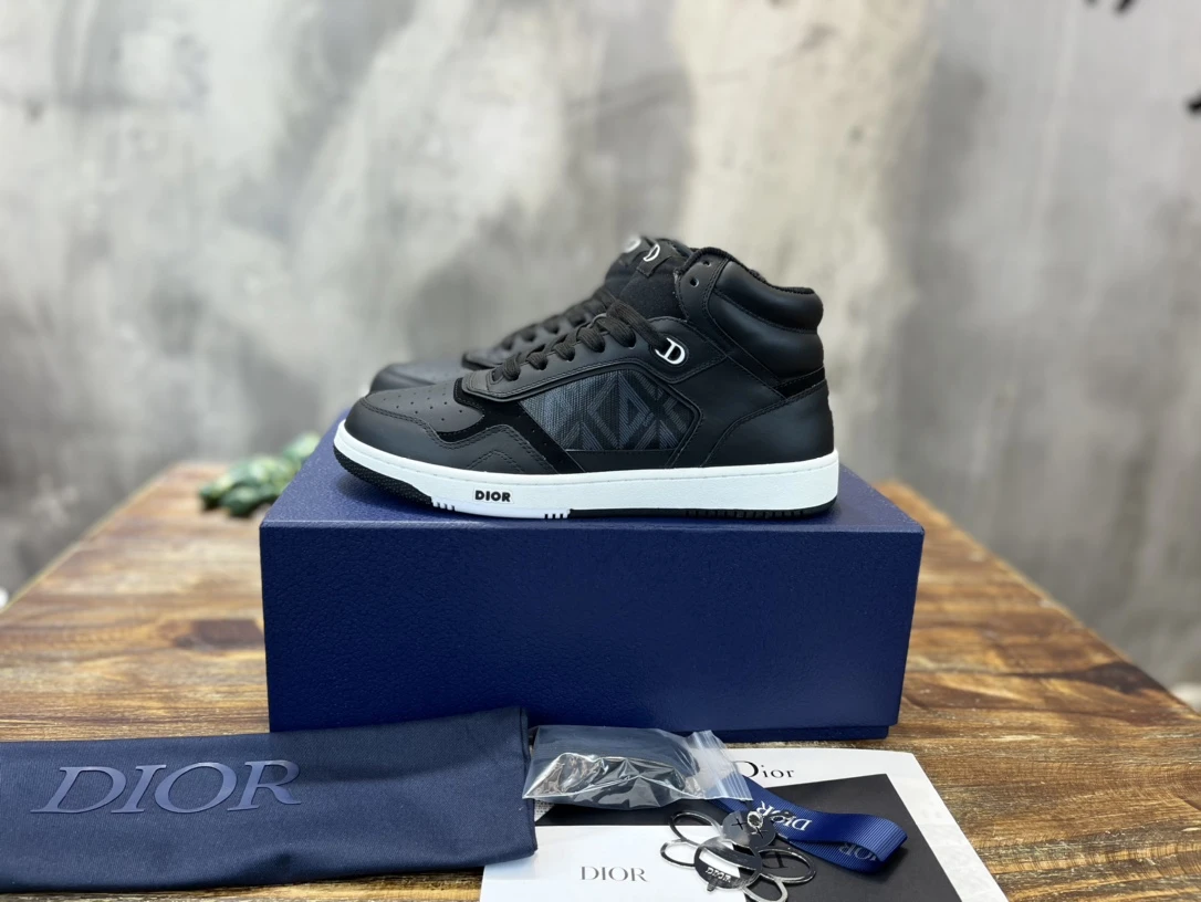 Dior Sneakers — 557f8e92