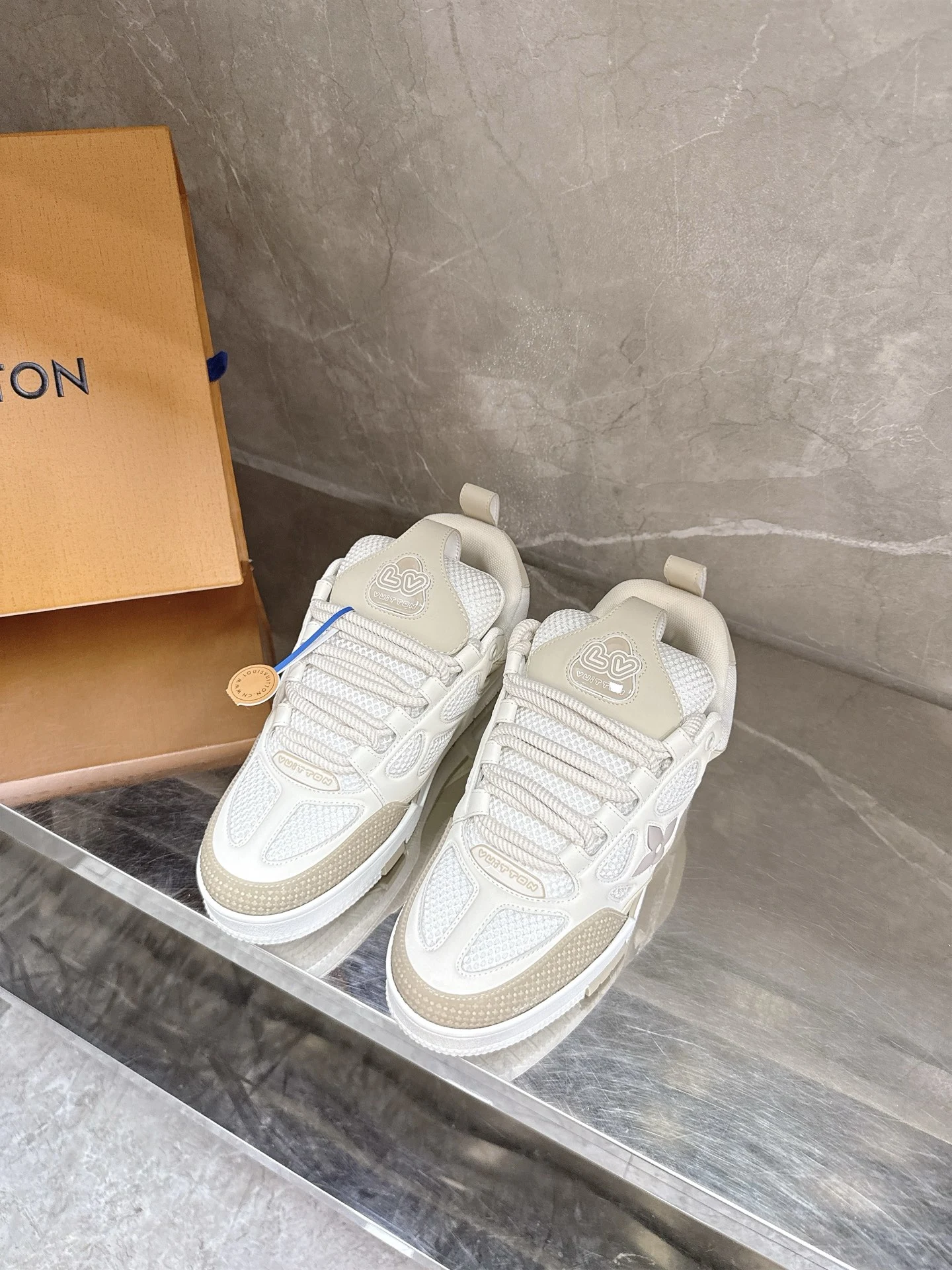 Louis Vuitton Sneakers — 8b563cdf