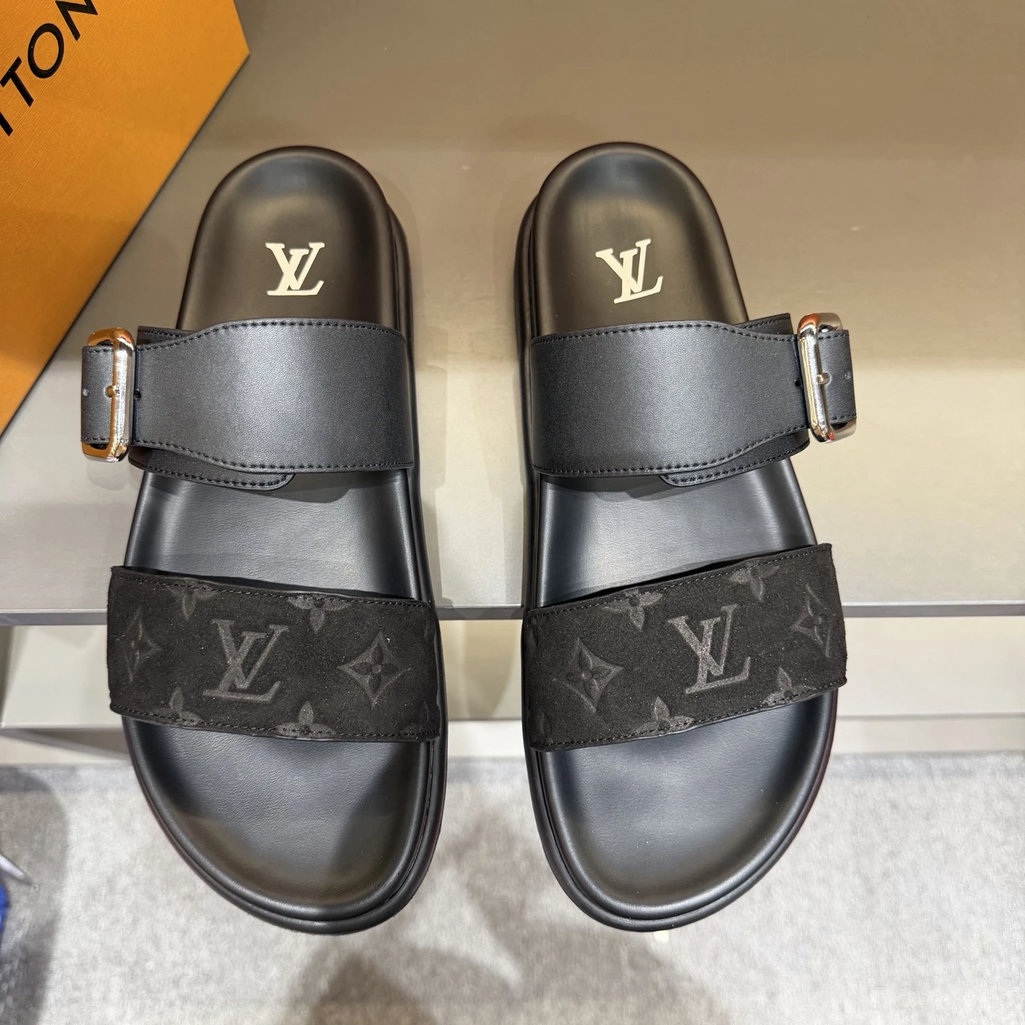 Louis Vuitton Slippers — e677e521