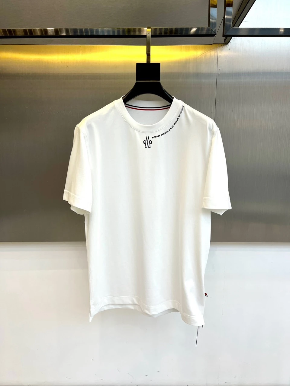 Moncler T-Shirt — 69e0258d