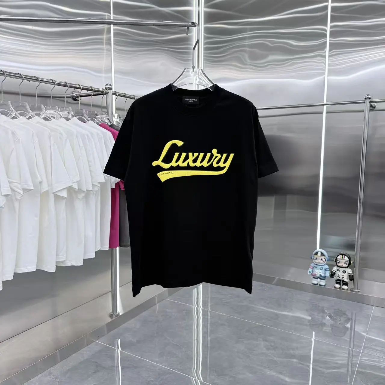 Balenciaga T-Shirt — e4c6de95
