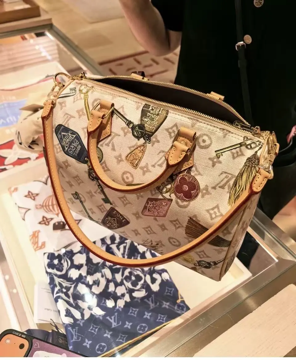 Louis Vuitton Bag — 18ef9be9