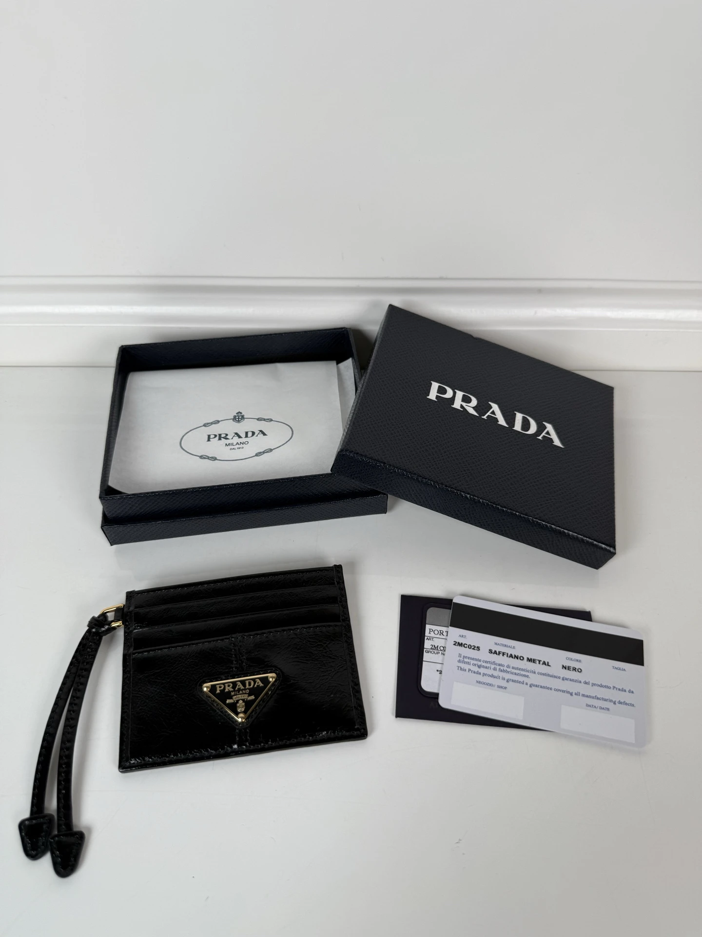 Cardholders — c6112950
