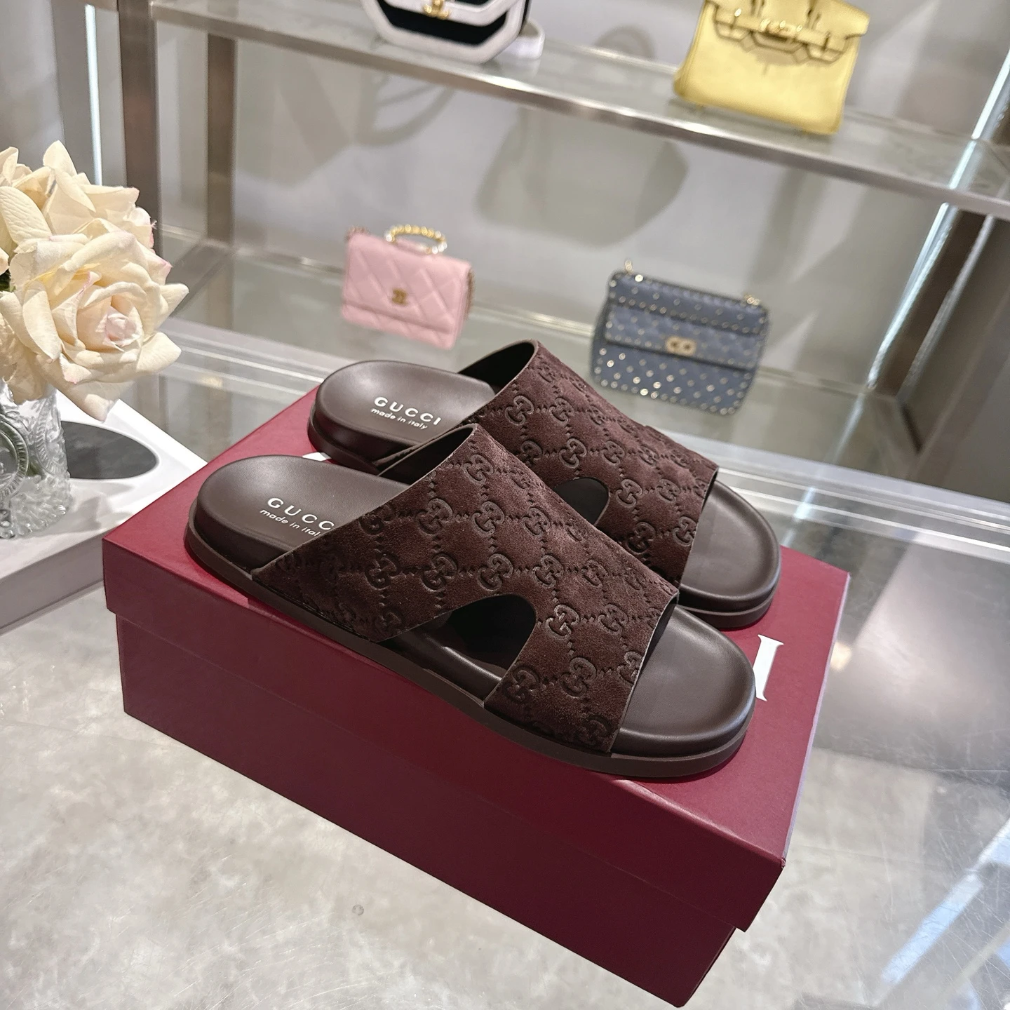 Slippers — 7082b86b