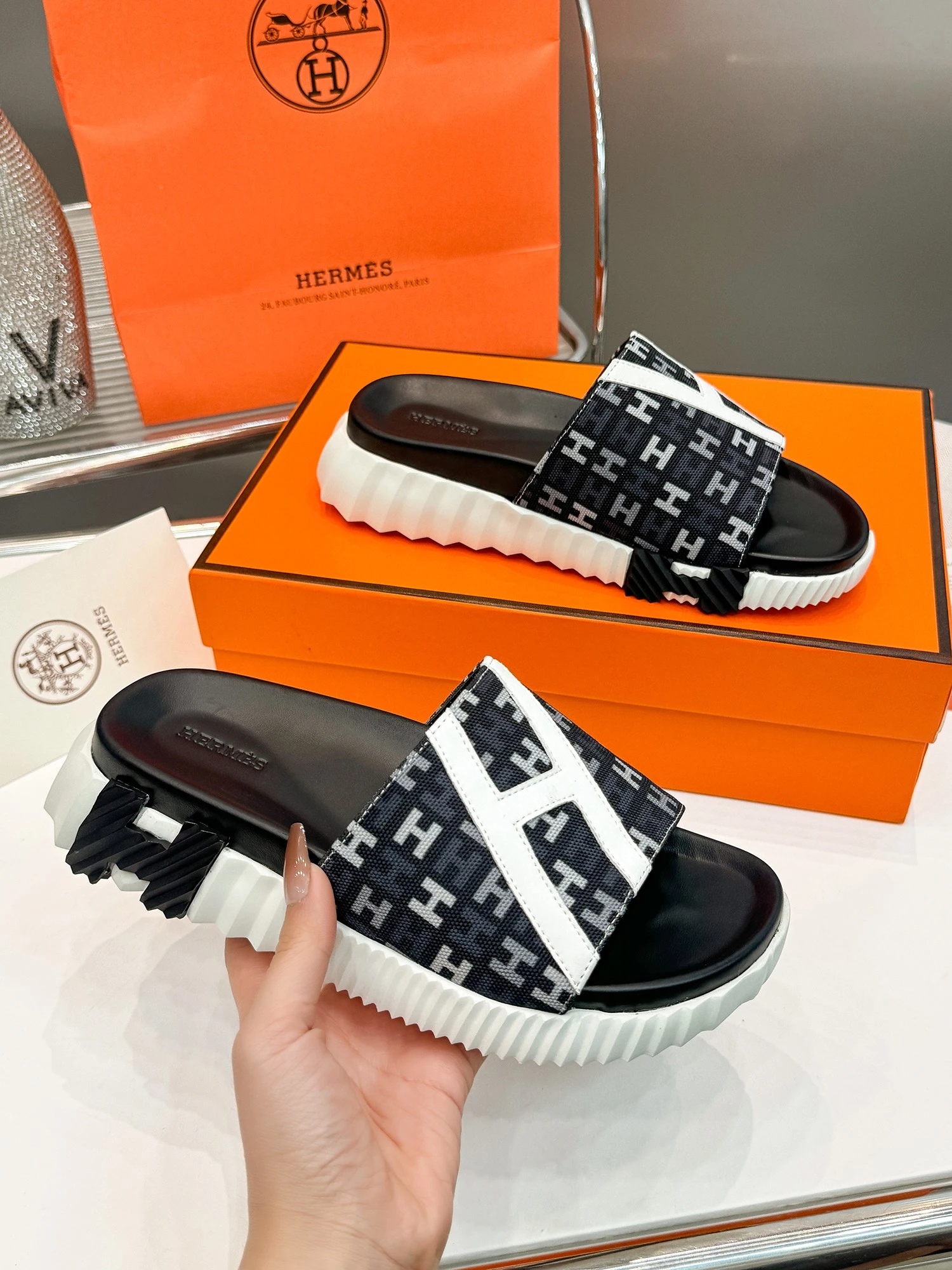 Hermès Slippers — abf255a6