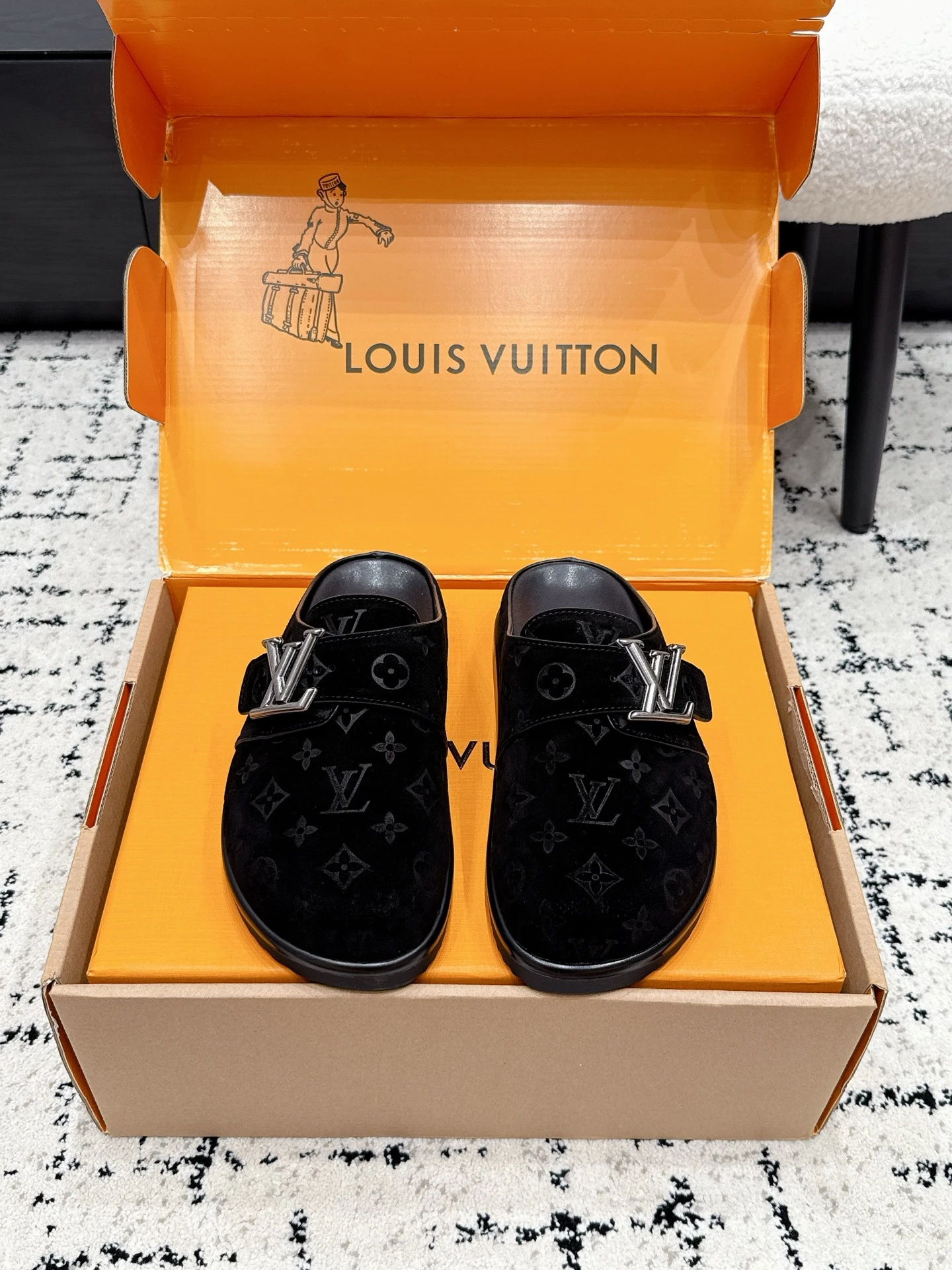 Louis Vuitton Slippers — e0a7502f