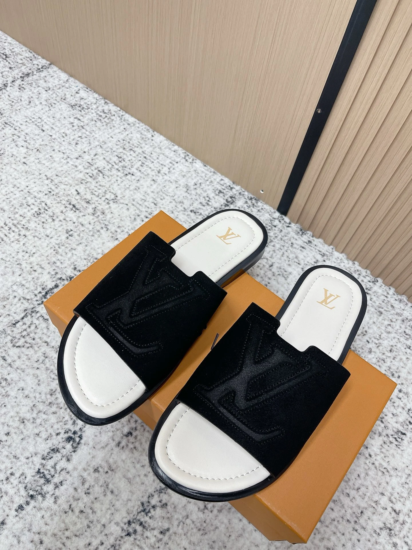 Louis Vuitton Slippers — f9b78d0a