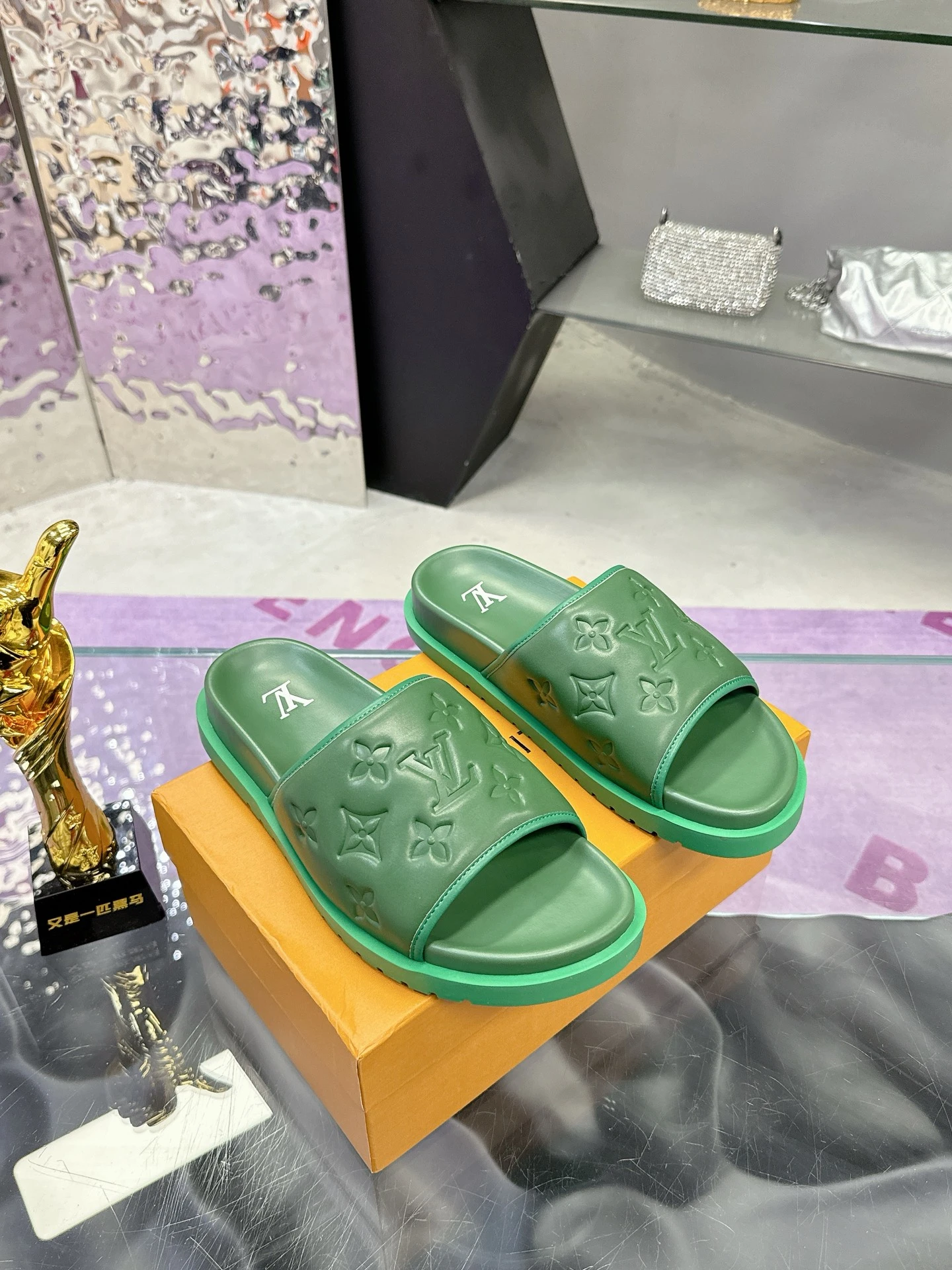 Louis Vuitton Slippers — b9793041