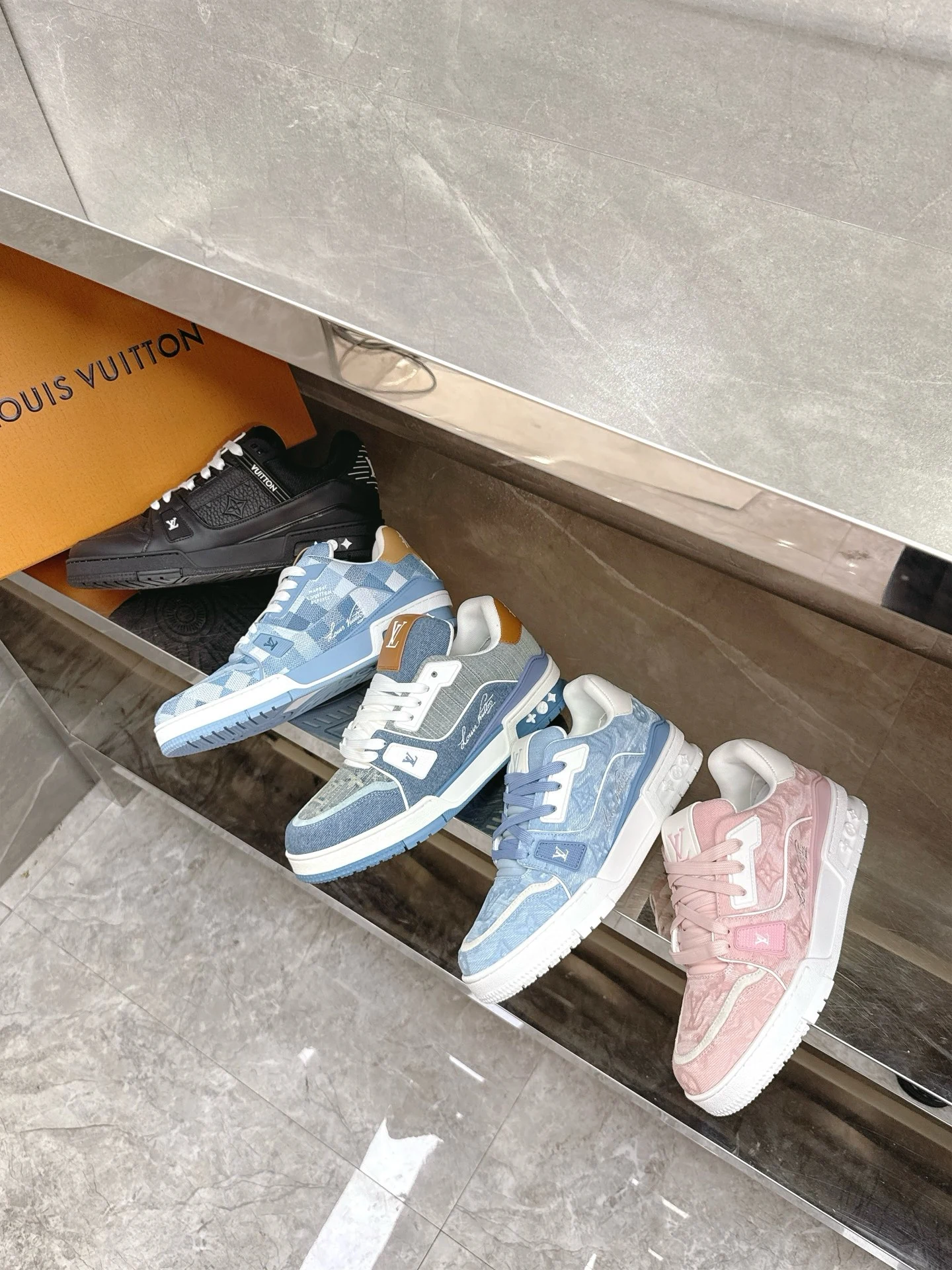 Louis Vuitton Sneakers — 76bf4ade